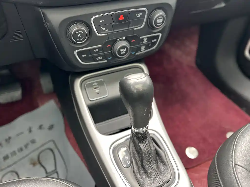 Jeep Compass 2018 — фото 12