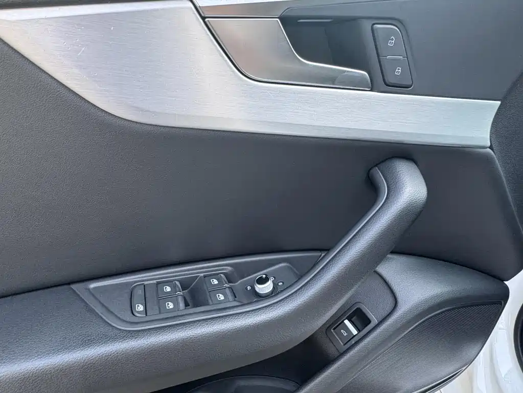 Audi A4L 2023 — фото 23