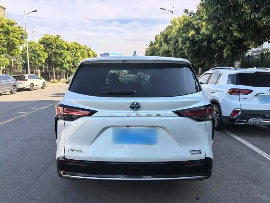 Toyota Sienna 2023 — фото 11