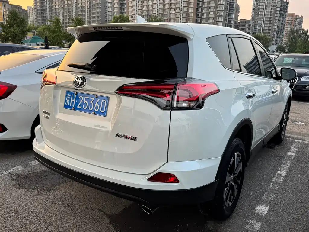Toyota RAV4 2018 — фото 15