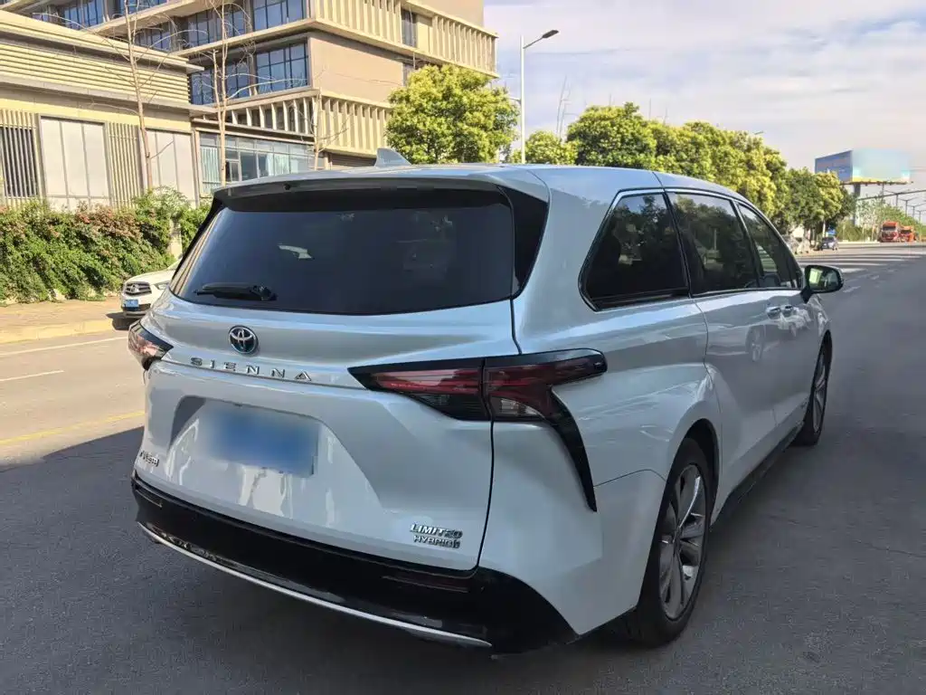 Toyota Sienna 2023 — фото 12
