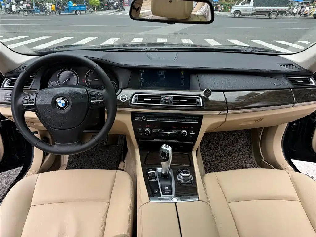 BMW 7 Series 2012 — фото 14