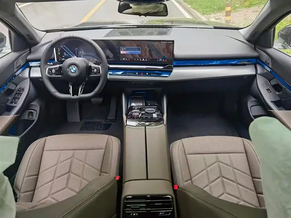 BMW 5 Series 2025 — фото 19