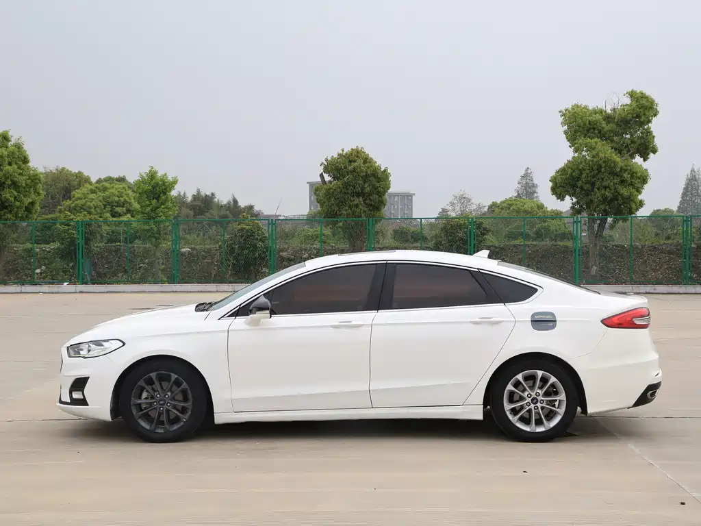 Ford Mondeo 2018 — фото 17