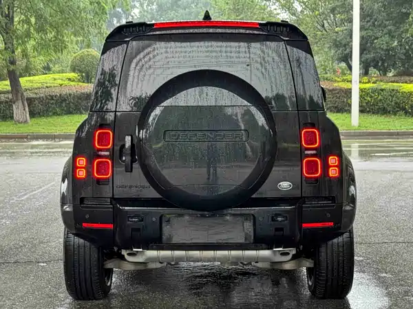 Land Rover Defender 2023