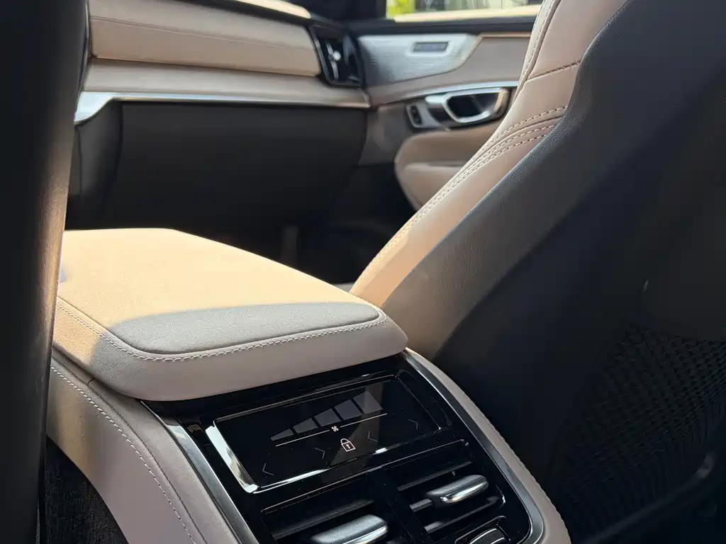 Volvo XC90 Plug-In Hybrid 2025 — фото 11