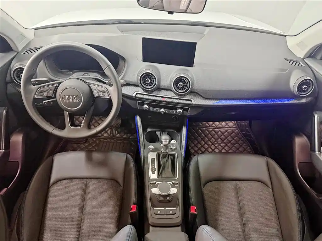 Audi Q2L E-Tron 2021 — фото 10