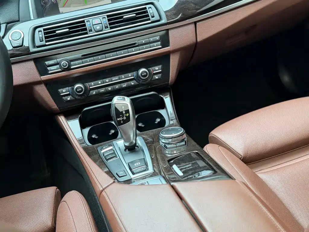 BMW 5 Series 2015 — фото 8