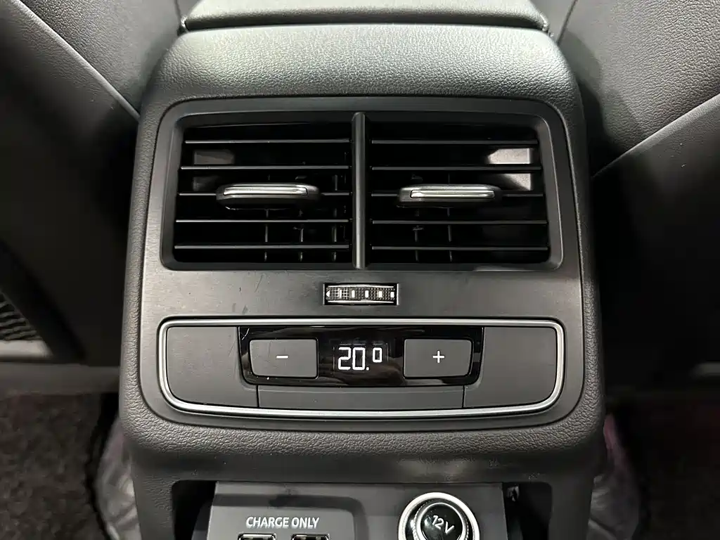 Audi A4L 2023 — фото 23