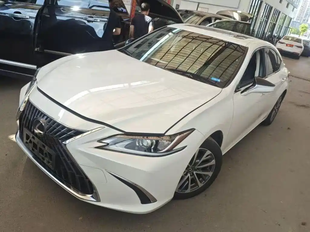 Lexus ES 2023 — фото 1