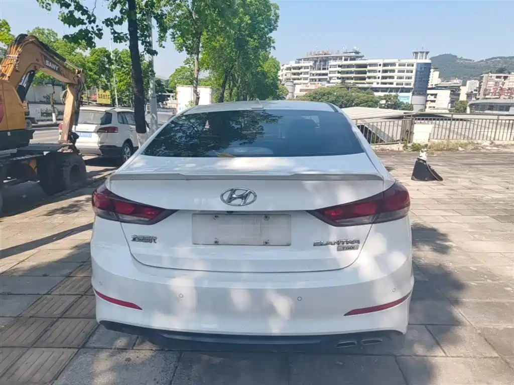 Hyundai Elantra 2018 — фото 6