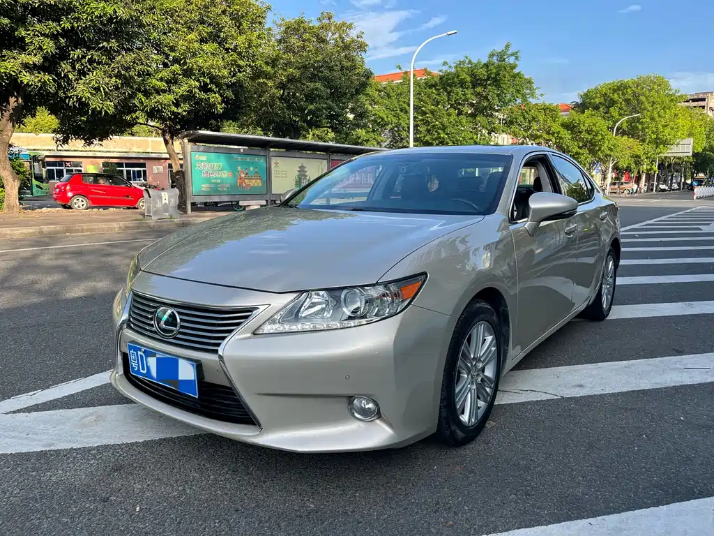 Lexus ES 2015 — фото 1