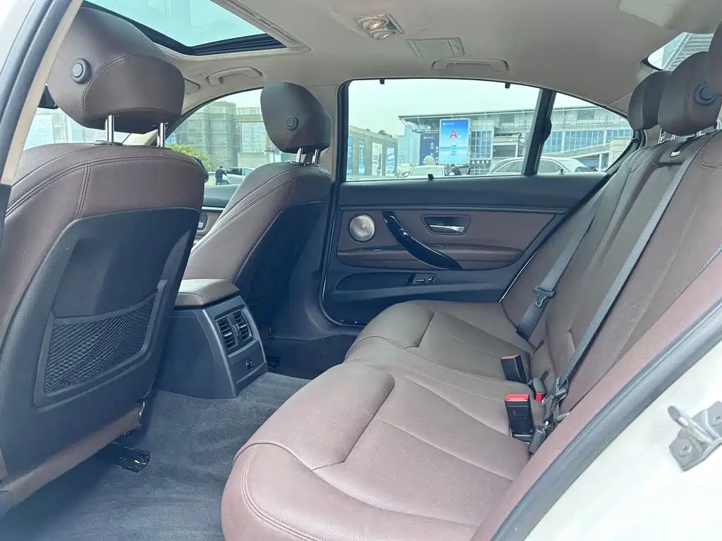 BMW 3 Series 2019 — фото 14