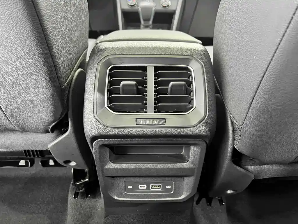 Volkswagen Tiguan L 2023 — фото 12