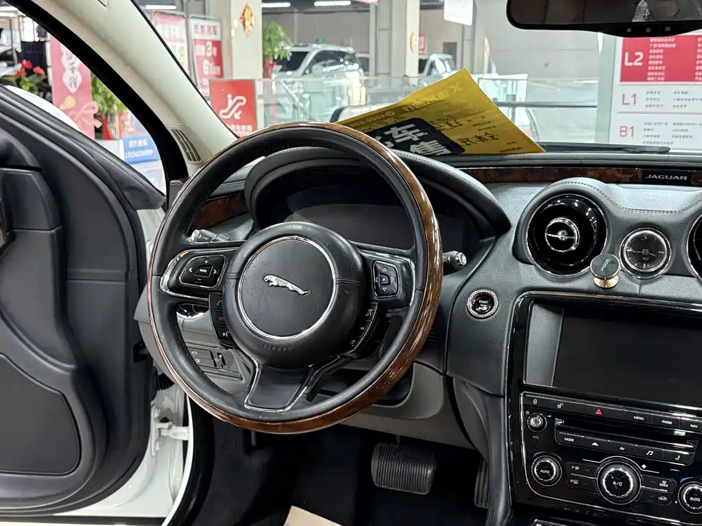 Jaguar XJ 2015 — фото 20