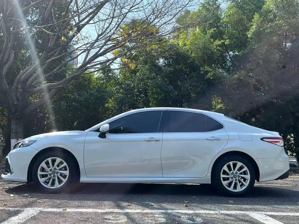 Toyota Camry 2023 — фото 12