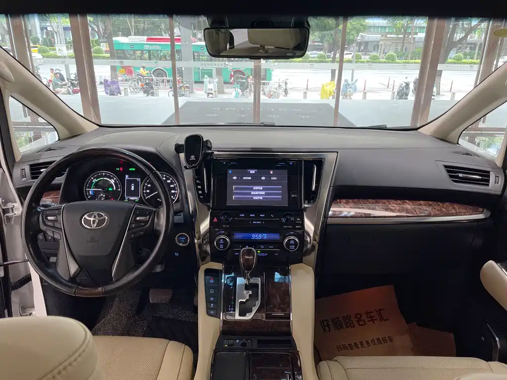 Toyota Alphard 2020 — фото 22