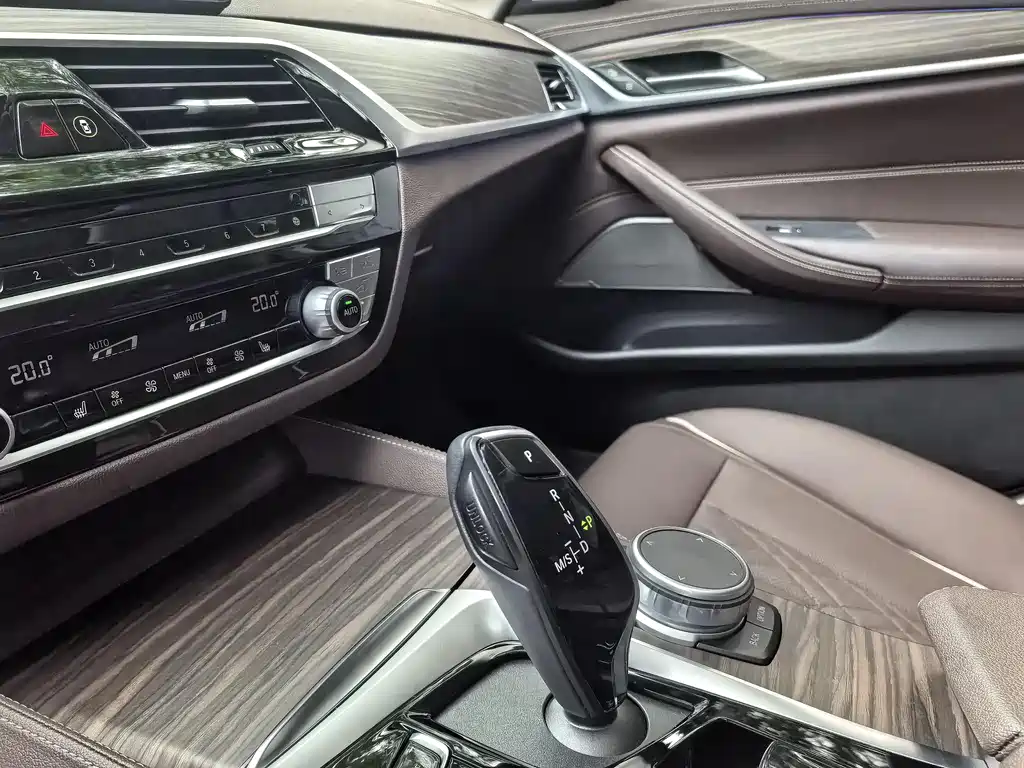 BMW 5 Series 2021 — фото 12