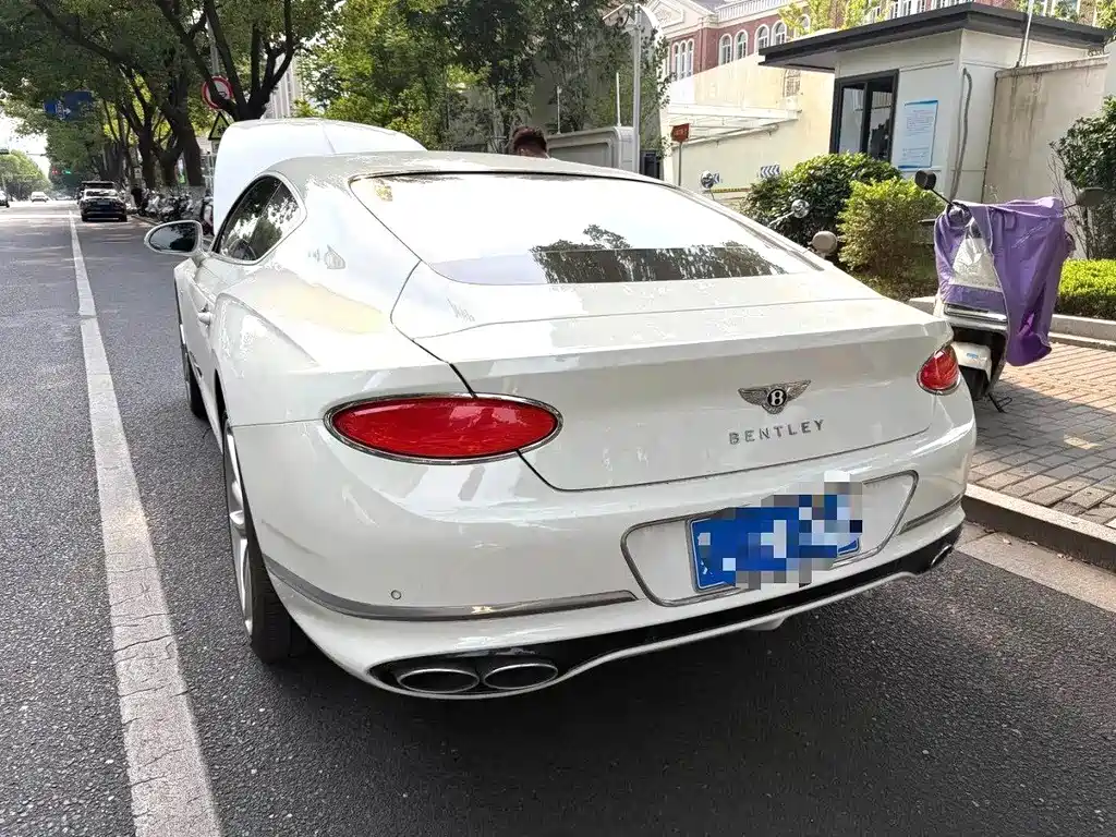 Bentley Continental 2021 — фото 11