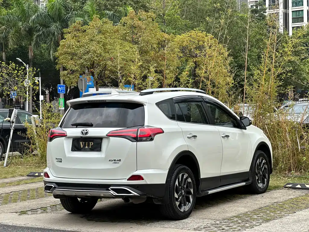 Toyota RAV4 2017 — фото 10