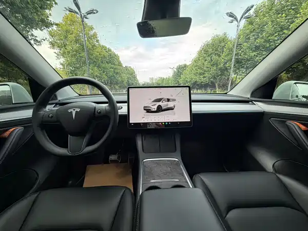 Tesla Model Y 2024