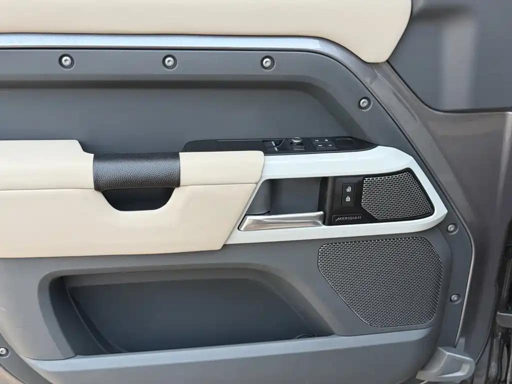 Land Rover Defender 2021 — фото 11
