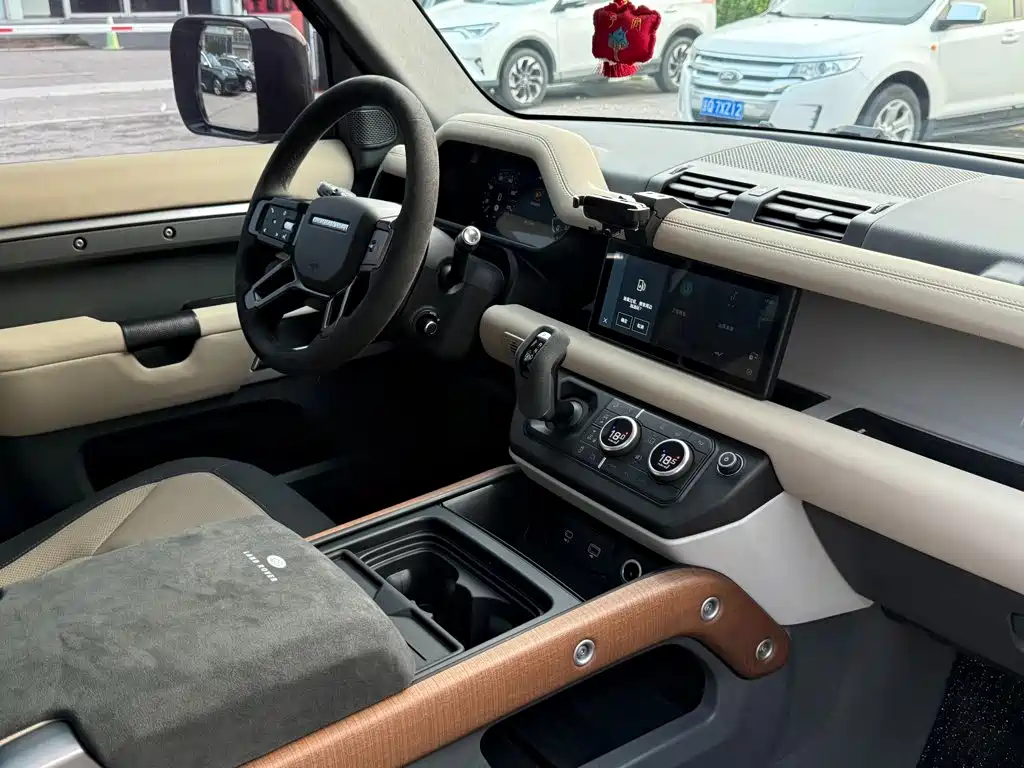 Land Rover Defender 2021 — фото 25