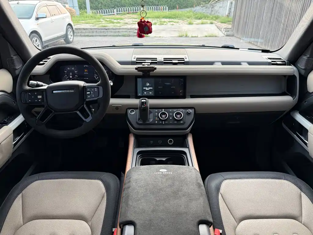 Land Rover Defender 2021 — фото 29