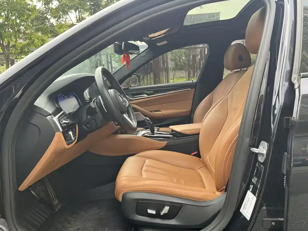 BMW 5 Series 2019 — фото 10
