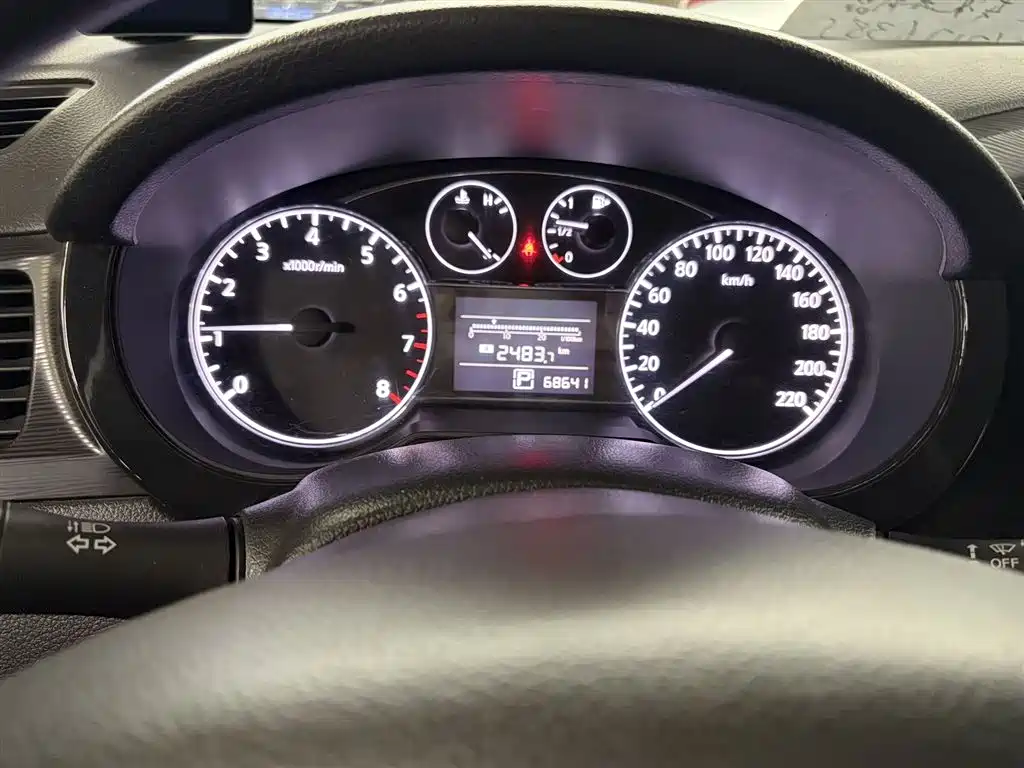 Nissan Tiida 2015