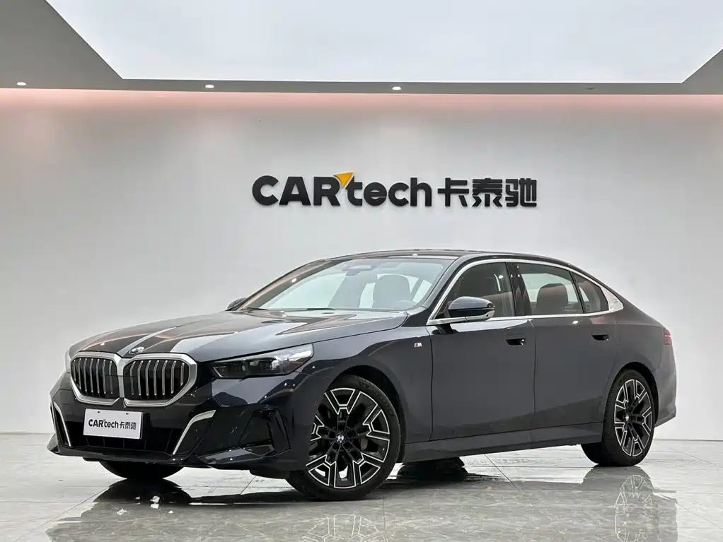 BMW 5 Series 2025 — фото 1