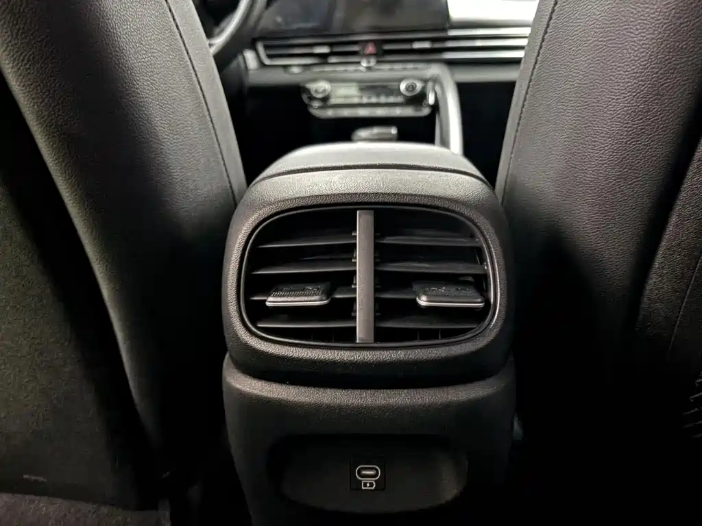 Hyundai Elantra 2023 — фото 12