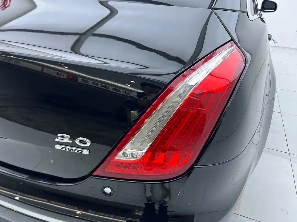 Jaguar XJ 2015 — фото 24