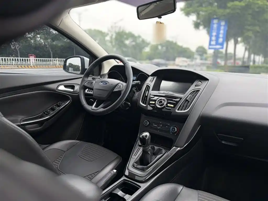 Ford Focus 2019 — фото 13