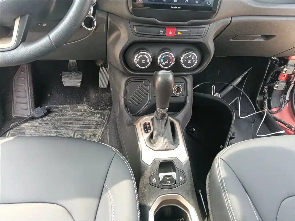 Jeep Renegade 2017 — фото 10