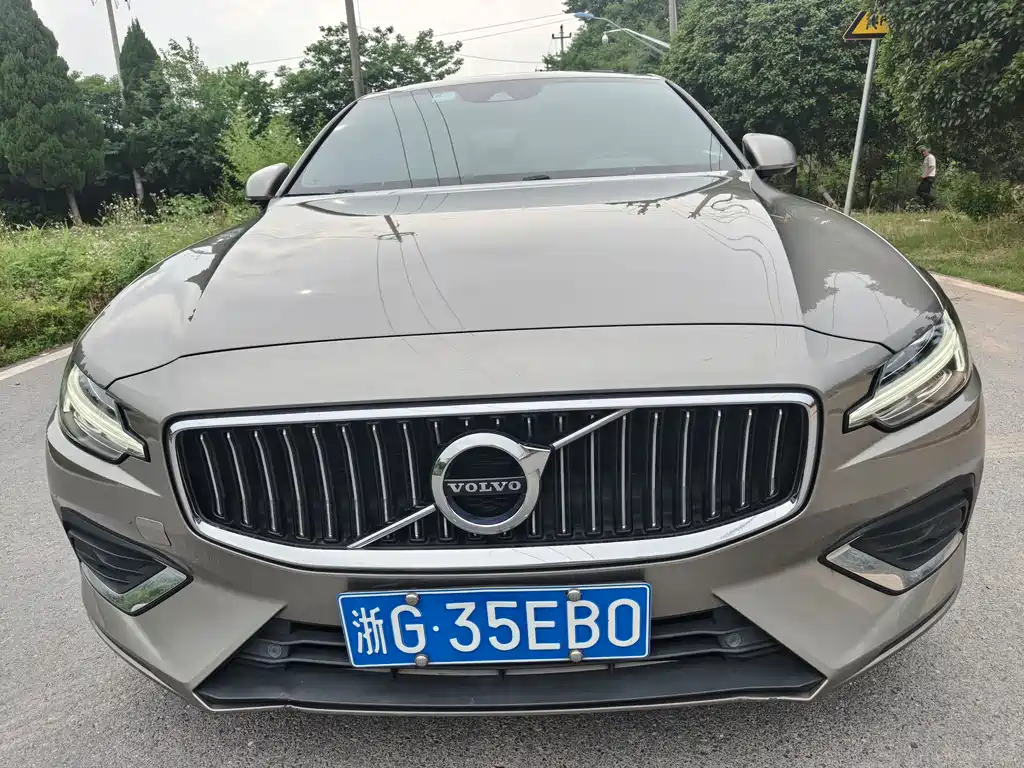 Volvo S60 2022 — фото 1