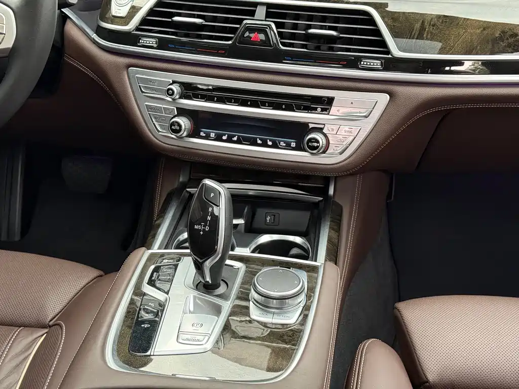 BMW 7 Series 2018 — фото 15
