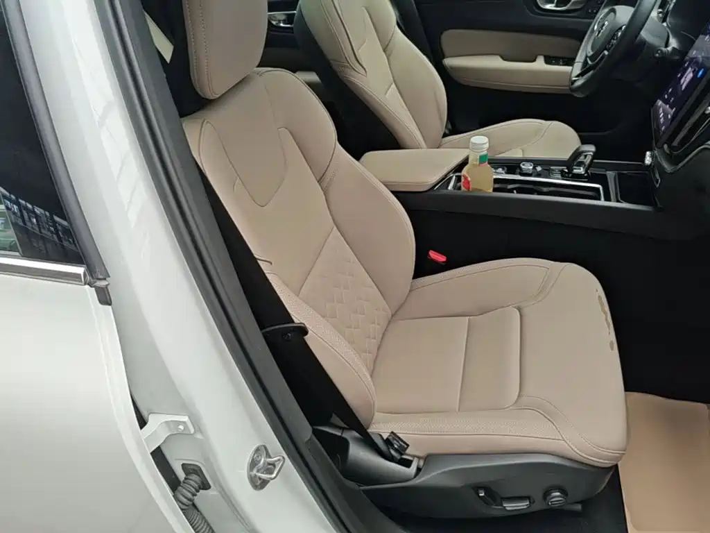 Volvo XC60 2025 — фото 25