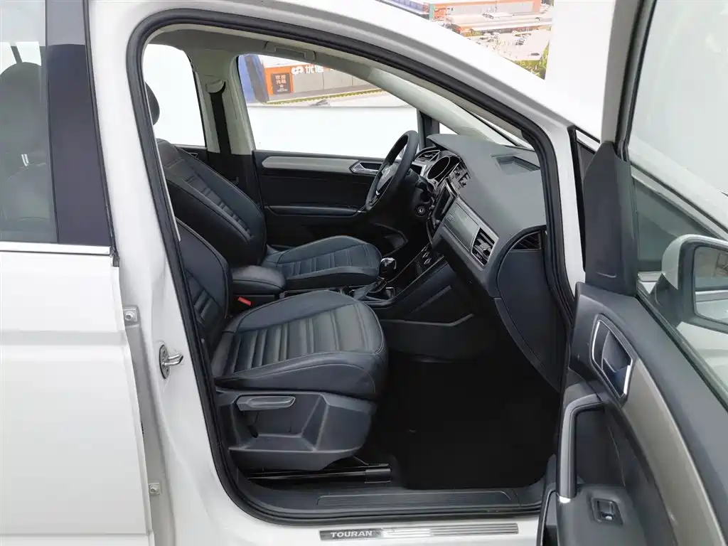 Volkswagen Touran 2018 — фото 23