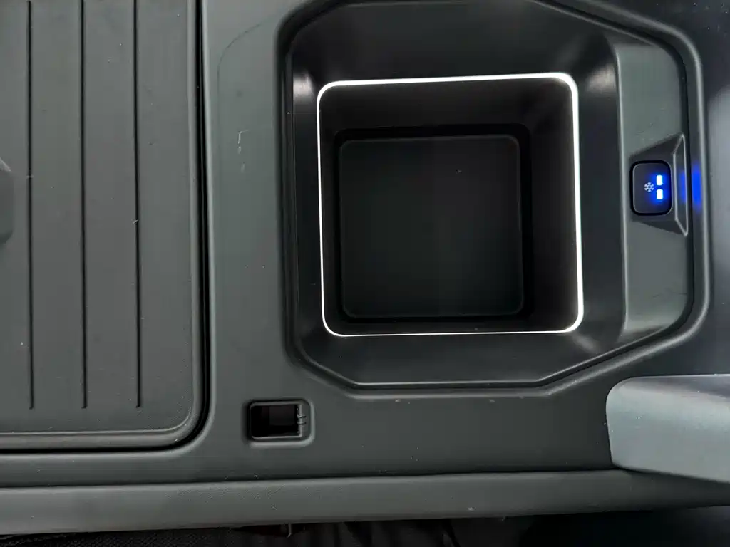 Land Rover Defender 2024 — фото 18