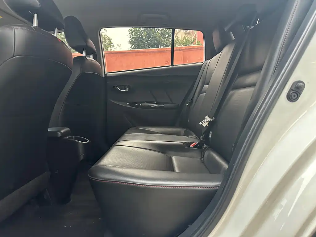 Toyota Yaris L 2022 — фото 16