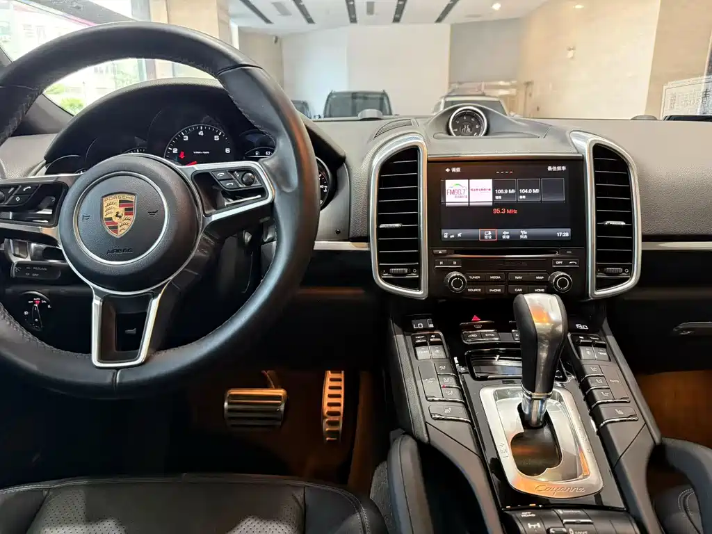 Porsche Cayenne 2017 — фото 13