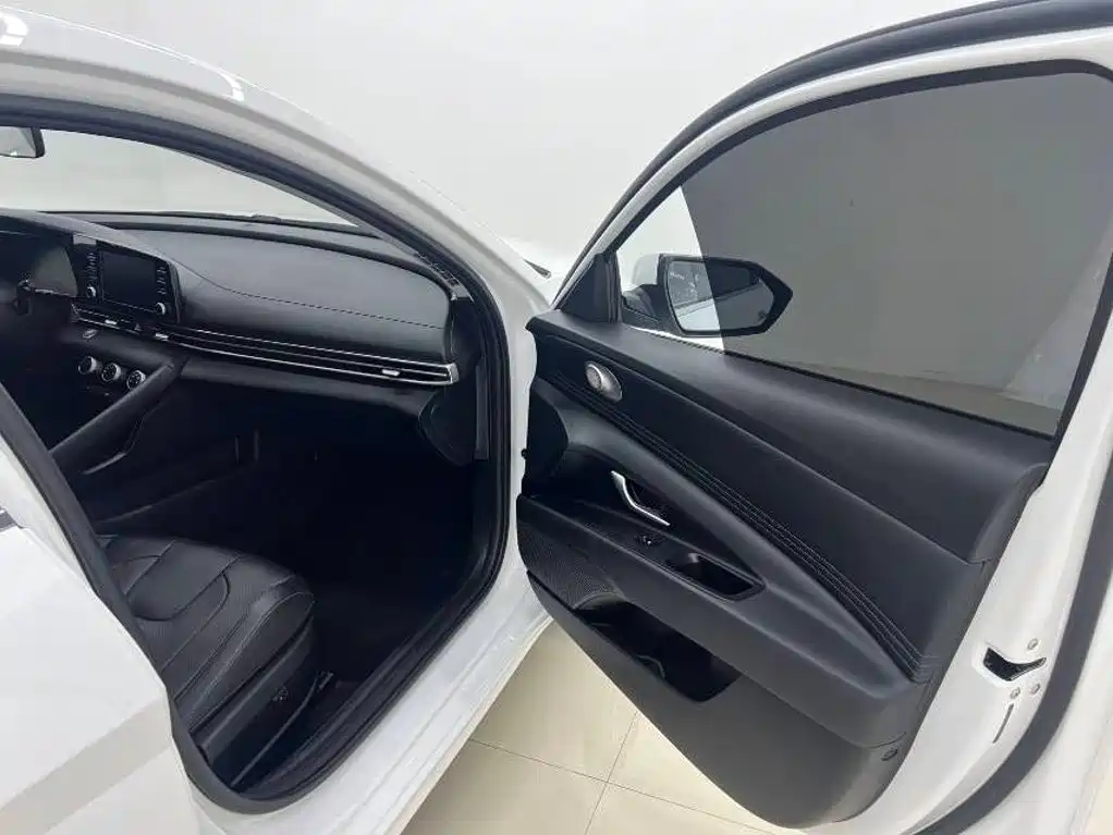 Hyundai Elantra 2023 — фото 10