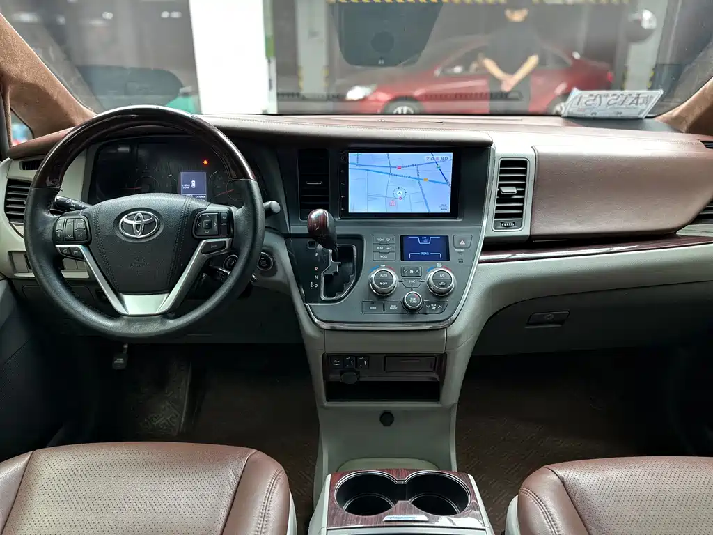Toyota Sienna 2017 — фото 3