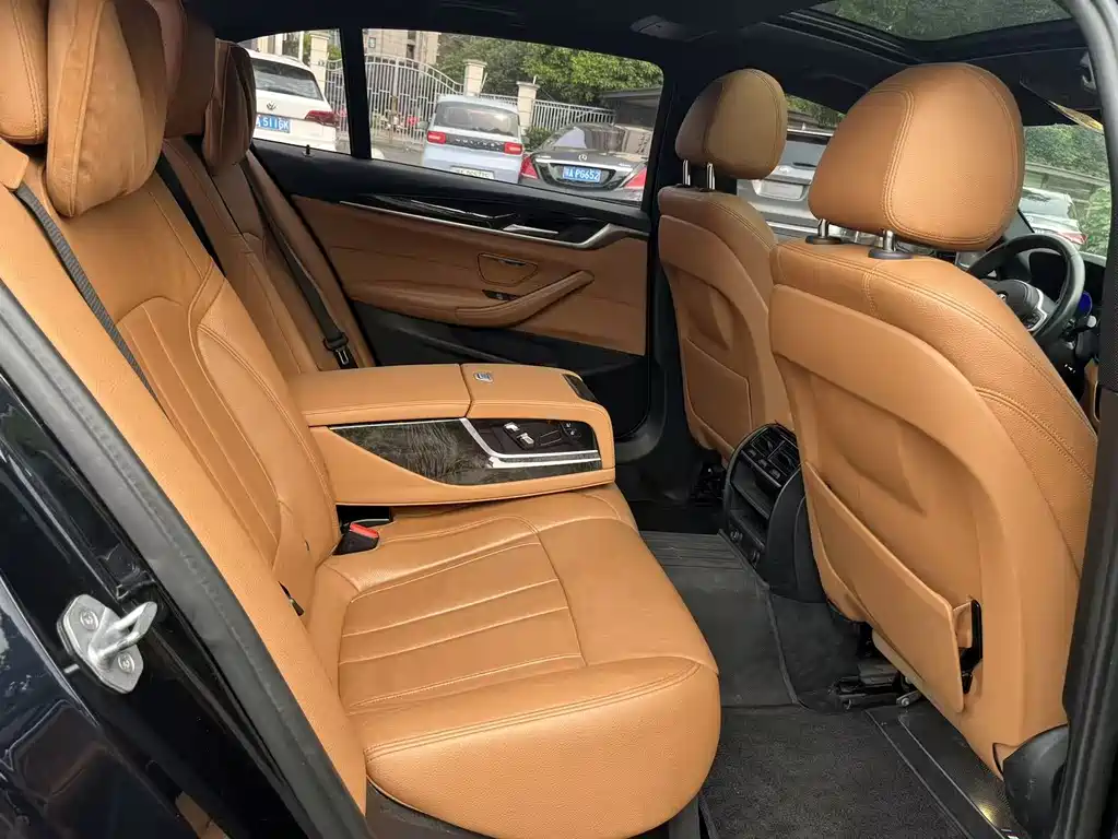 BMW 5 Series 2019 — фото 22