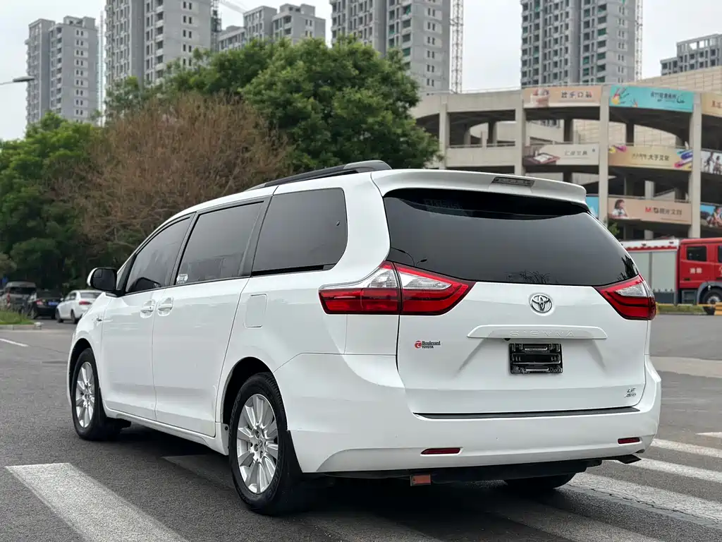 Toyota Sienna 2017 — фото 13