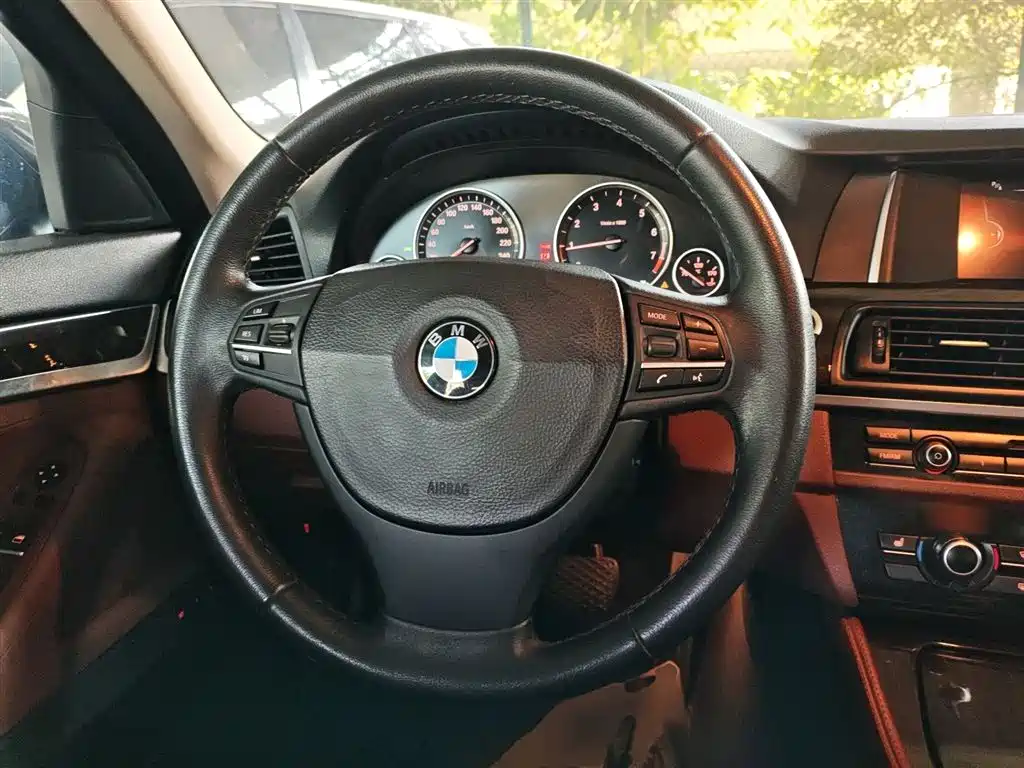 BMW 5 Series 2016 — фото 11