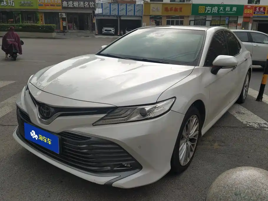 Toyota Camry 2019 — фото 1