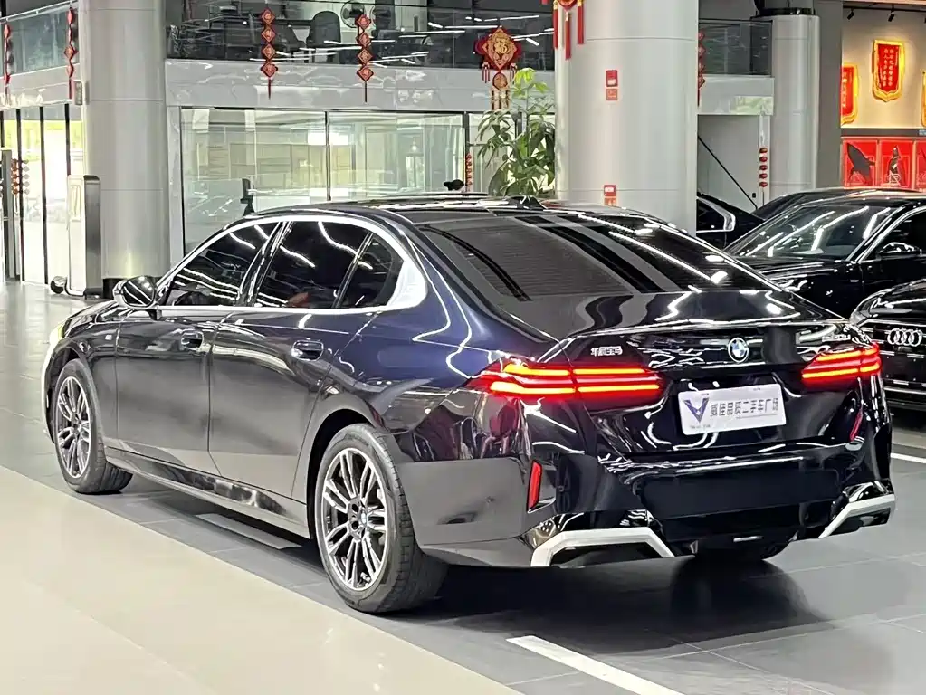 BMW 5 Series 2025 — фото 9