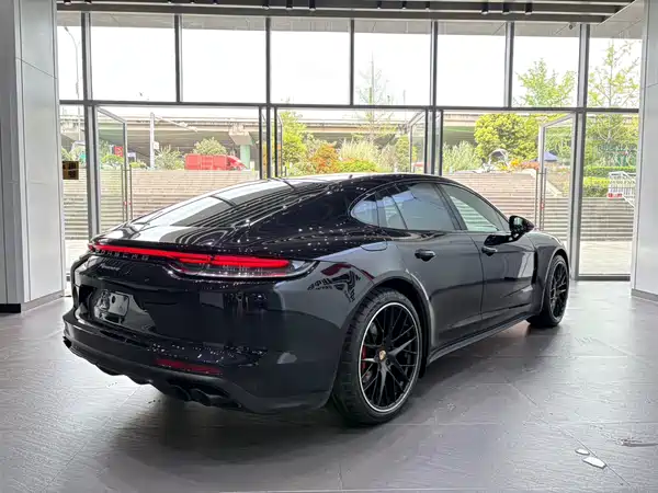 Porsche Panamera 2021